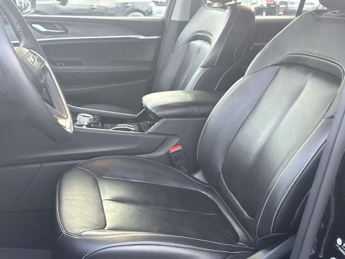 Used 2023 Jeep Grand Cherokee Limited w/ Black Appearance Package image 11