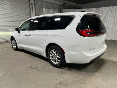Used 2023 Chrysler Pacifica Touring-L FWD image 5