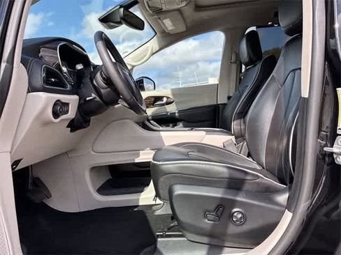 Used 2023 Chrysler Pacifica Limited image 18
