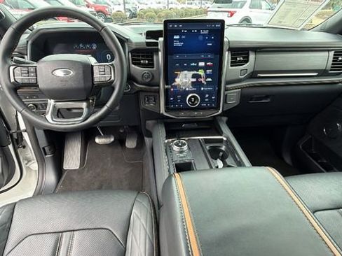 Used 2024 Ford Expedition Platinum image 19