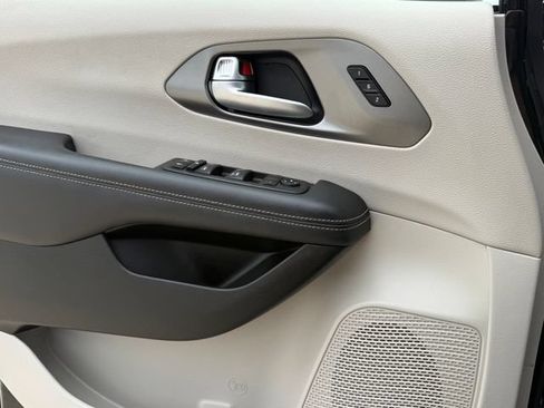 Used 2023 Chrysler Pacifica Touring-L FWD image 17
