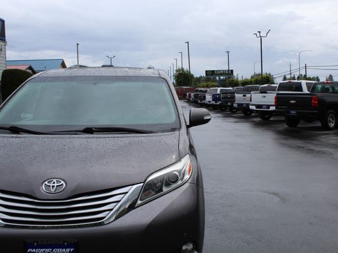 Used 2017 Toyota Sienna Limited AWD/4WD image 11