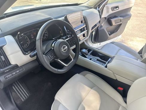 Used 2024 Nissan Pathfinder SL w/ SL Premium Package FWD image 18