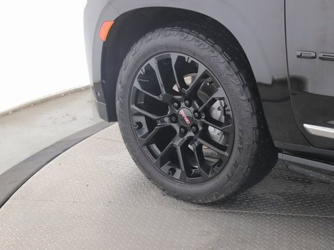 Used 2023 GMC Yukon Denali image 13