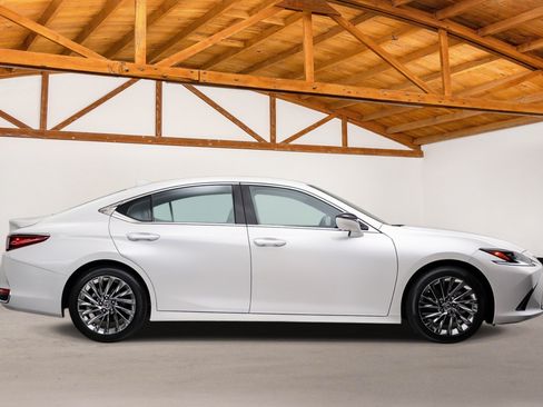 Used 2024 Lexus ES 300h w/ Luxury Package FWD image 6
