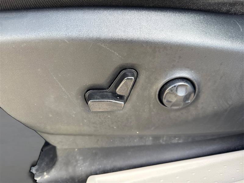Used 2023 Chrysler Pacifica Touring-L FWD image 19