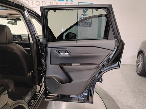 Used 2024 Nissan Rogue SV w/ SV Premium Package FWD image 16