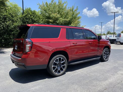 Used 2022 Chevrolet Suburban RST w/ Luxury Package AWD/4WD image 9