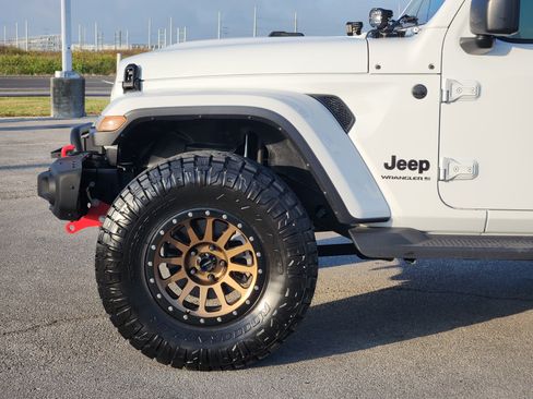 Used 2025 Jeep Wrangler Unlimited Sahara AWD/4WD image 9