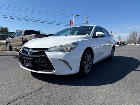 Used 2017 Toyota Camry SE image 3