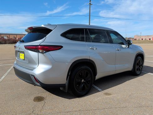 Used 2021 Toyota Highlander XLE image 8