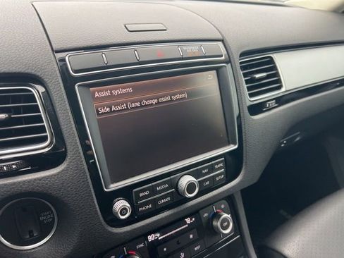 Used 2016 Volkswagen Touareg Sport image 24