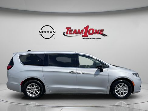 Used 2024 Chrysler Pacifica Touring-L FWD image 9