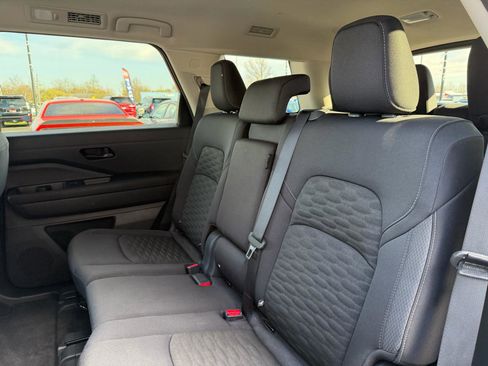 Used 2025 Nissan Pathfinder SV image 19