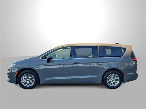 Used 2023 Chrysler Pacifica Touring-L image 5