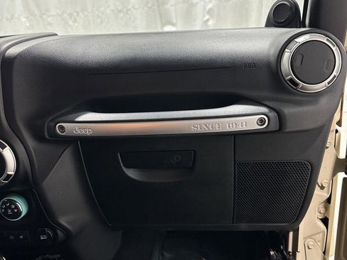 Used 2011 Jeep Wrangler Unlimited Sahara w/ Connectivity Group AWD/4WD image 20