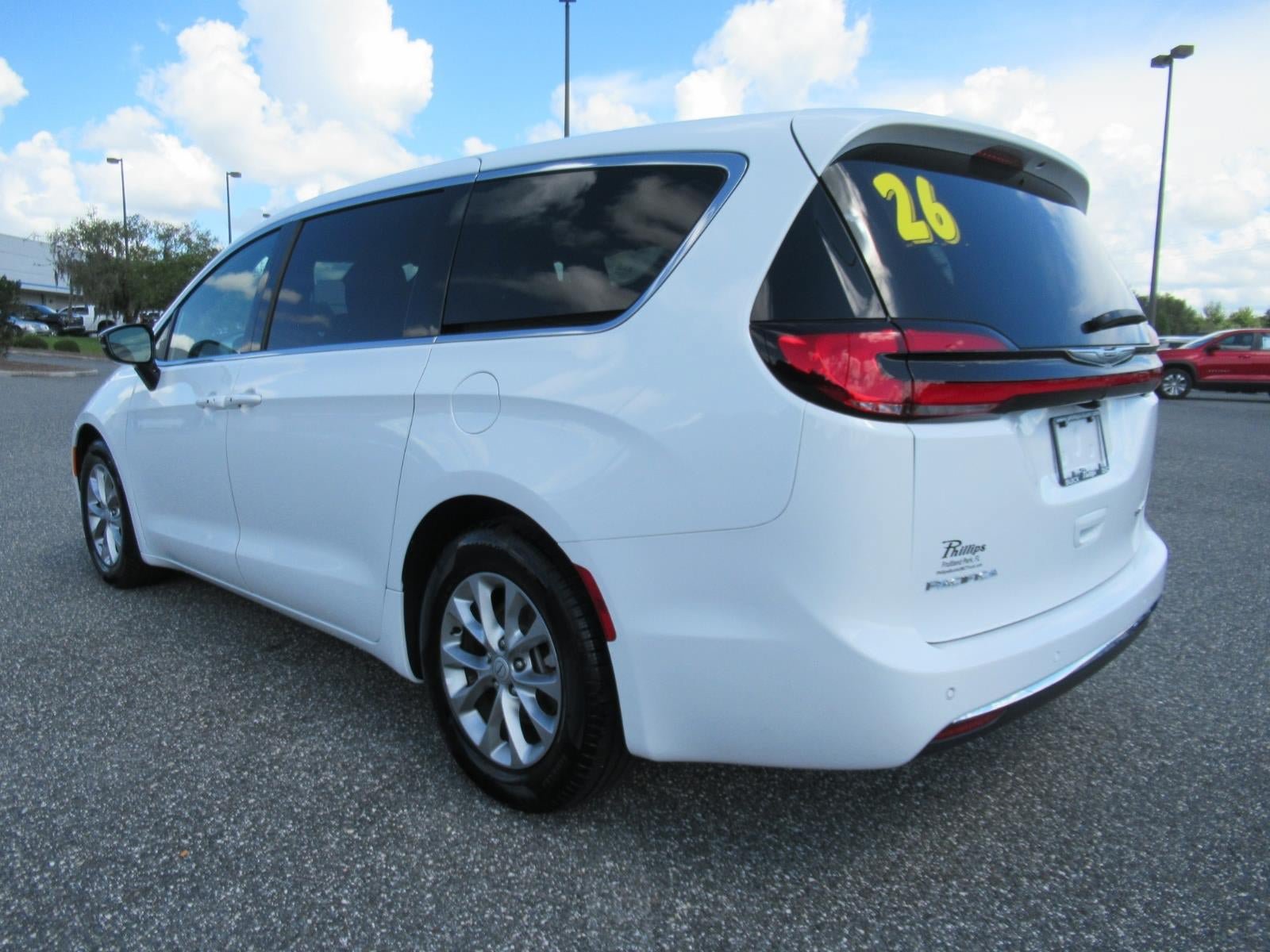 Used 2026 Chrysler Pacifica Limited FWD image 5