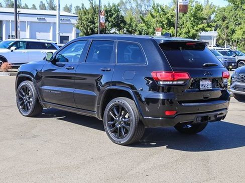 Used 2020 Jeep Grand Cherokee Altitude AWD/4WD image 2