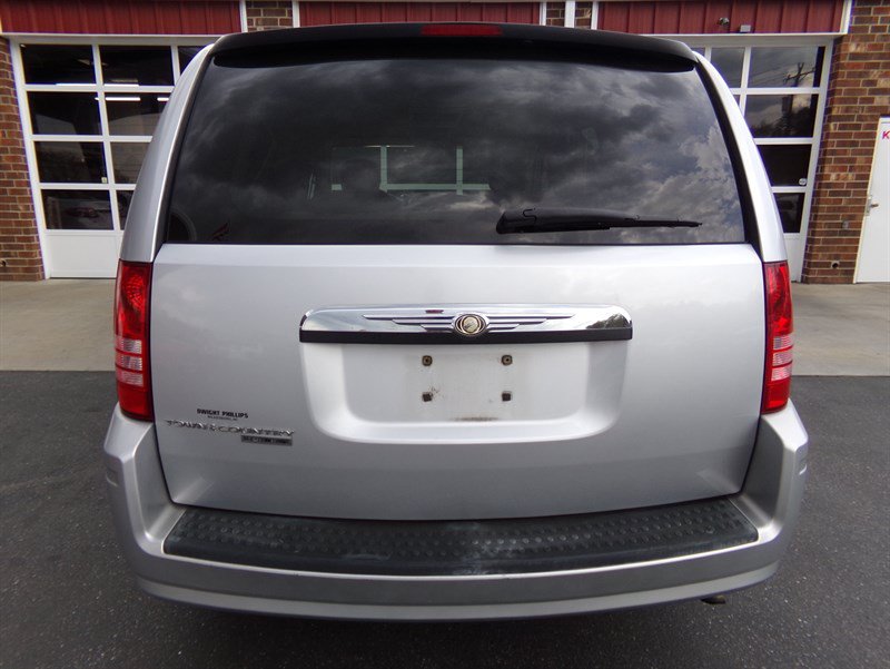 Used 2008 Chrysler Town & Country Touring FWD image 8