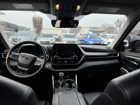 Used 2022 Toyota Highlander XLE image 9