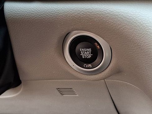 Used 2024 Chrysler Pacifica Touring-L image 19