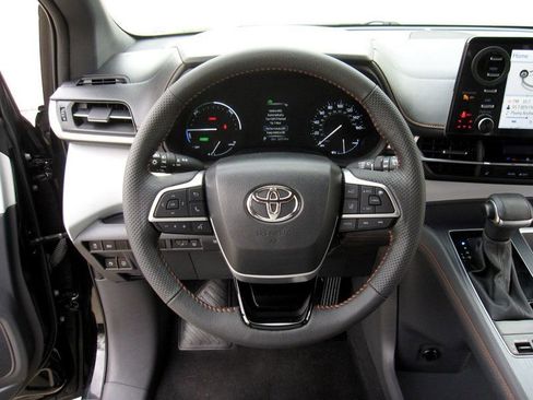 Used 2023 Toyota Sienna XSE image 20