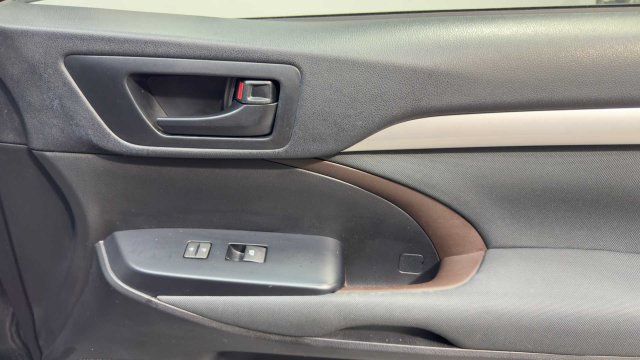 Used 2019 Toyota Highlander LE FWD image 13