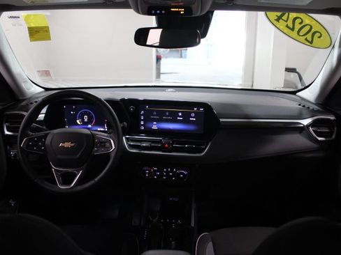 Used 2024 Chevrolet TrailBlazer LT w/ Convenience Package FWD image 2