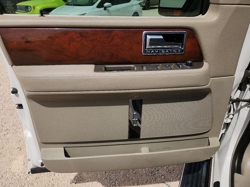 Used 2012 Lincoln Navigator L 2WD image 12