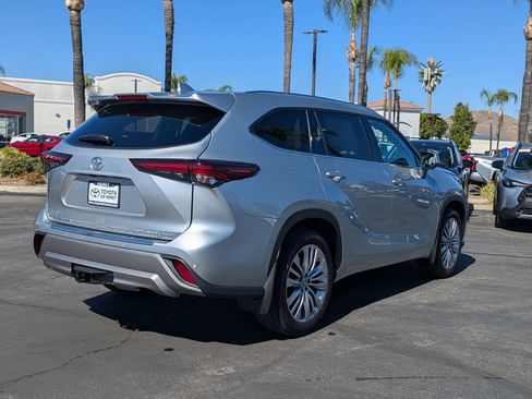 New 2025 Toyota Highlander Platinum image 2