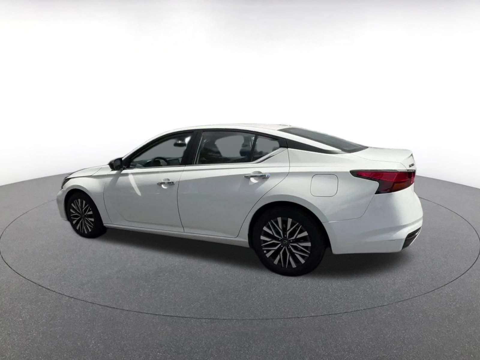 Used 2025 Nissan Altima 2.5 SV FWD image 9