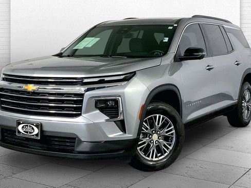 Used 2024 Chevrolet Traverse LT AWD/4WD image 12
