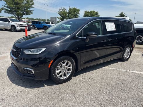 Used 2024 Chrysler Pacifica Touring-L FWD image 14