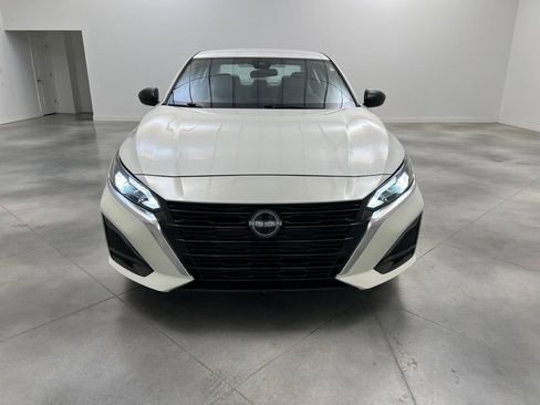 Used 2024 Nissan Altima 2.5 SV FWD image 2
