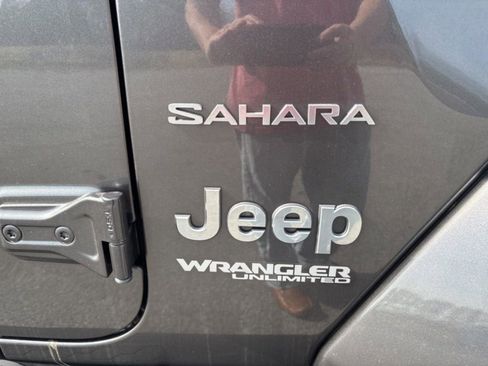 Used 2022 Jeep Wrangler Unlimited Sahara w/ LED Lighting Group AWD/4WD image 32