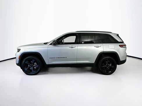 Used 2023 Jeep Grand Cherokee Altitude AWD/4WD image 8