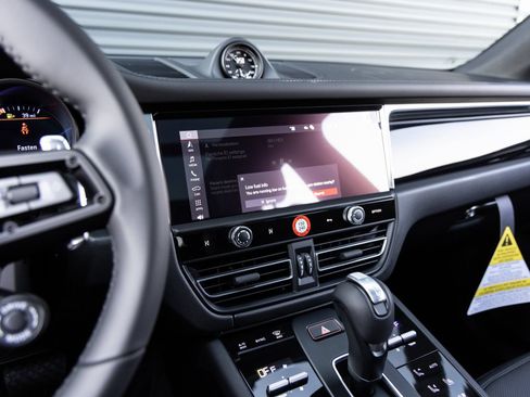 Certified 2026 Porsche Macan AWD/4WD image 16