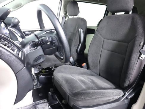 Used 2017 Dodge Grand Caravan SE image 23