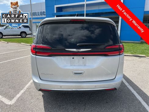 Used 2024 Chrysler Pacifica Touring-L image 4