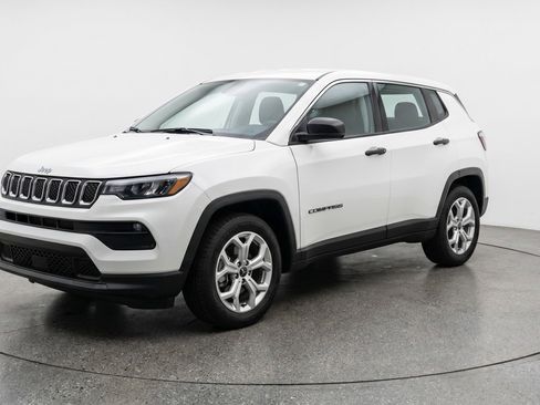 Used 2025 Jeep Compass Latitude AWD/4WD image 3