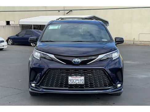 Used 2022 Toyota Sienna XSE image 9