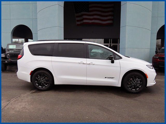New 2026 Chrysler Pacifica Select AWD/4WD image 2