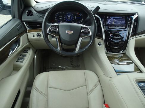 Used 2019 Cadillac Escalade Luxury AWD/4WD image 14