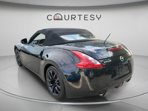 Used 2016 Nissan 370Z Touring RWD image 2