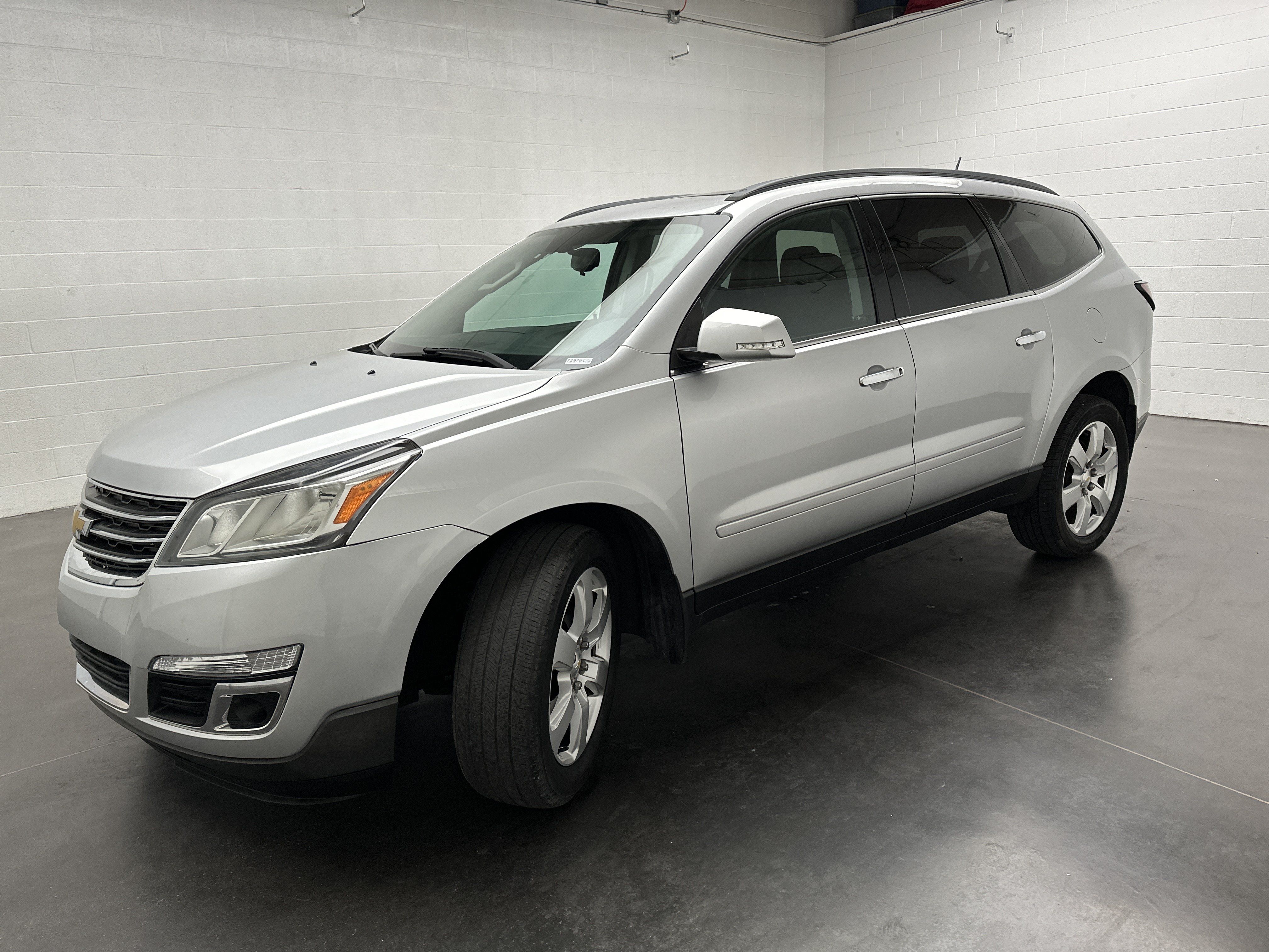 Used 2017 Chevrolet Traverse LT w/ Style and Technology Package FWD image 4