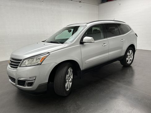 Used 2017 Chevrolet Traverse LT w/ Style and Technology Package FWD image 4