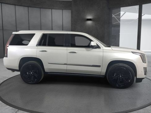 Used 2017 Cadillac Escalade Premium Luxury AWD/4WD image 3