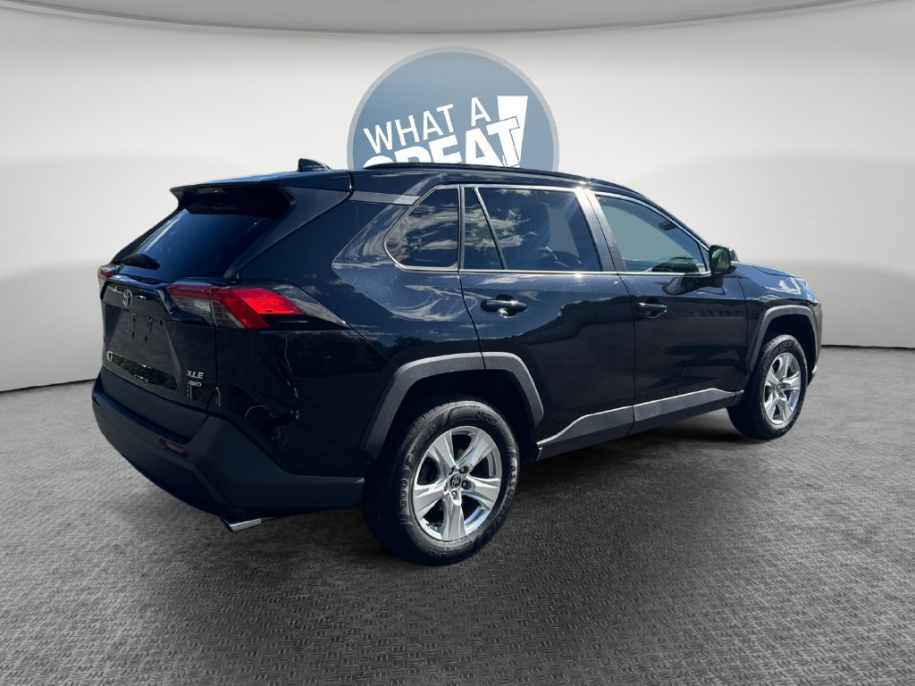 Used 2021 Toyota RAV4 XLE AWD/4WD image 3
