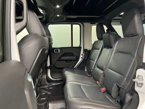 Used 2025 Jeep Wrangler Sahara image 31