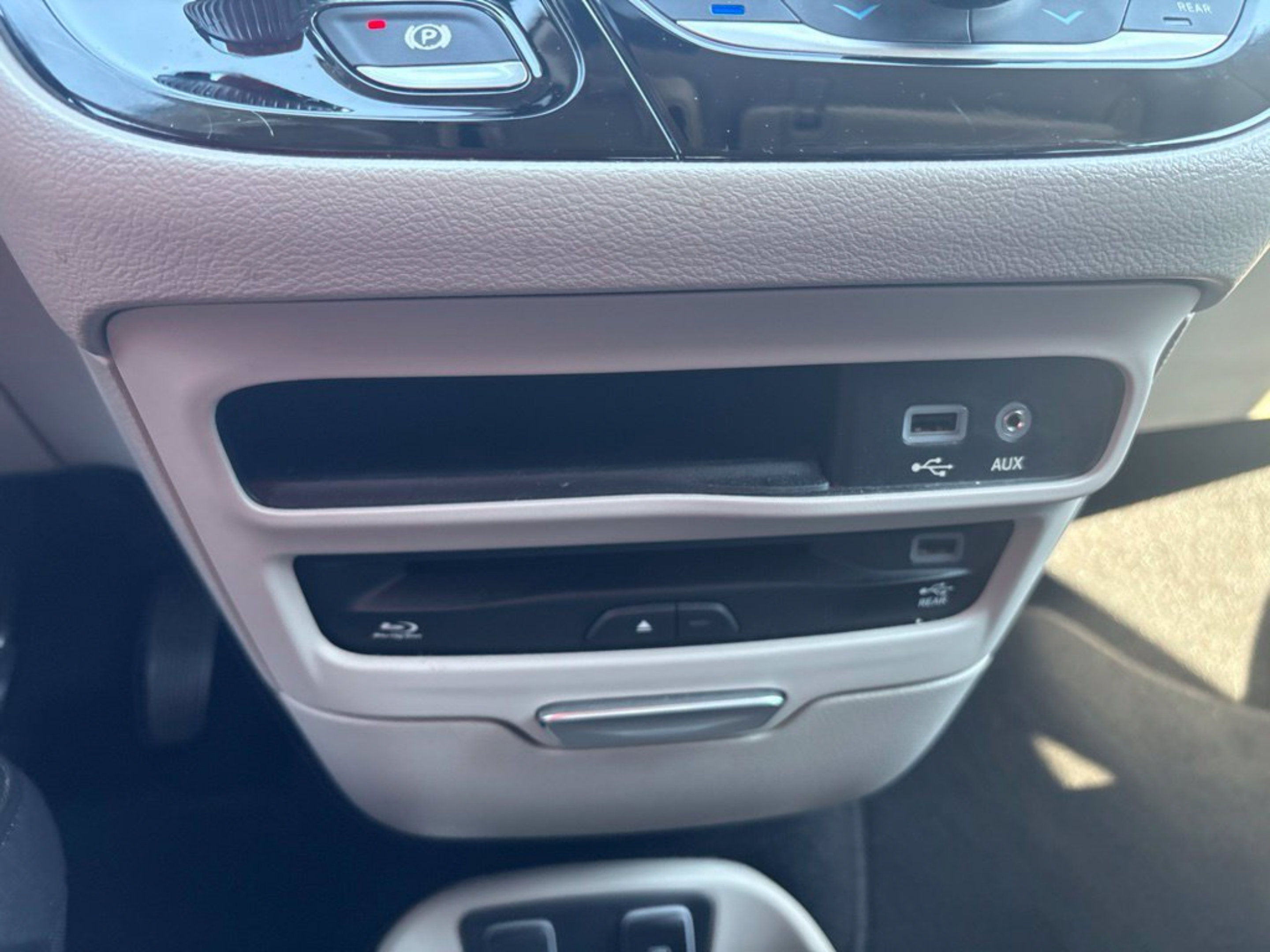 Used 2018 Chrysler Pacifica Touring-L Plus w/ Tire & Wheel Group FWD image 15